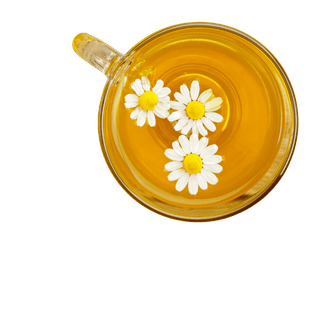 Infusión natural con flores representando un momento de calma y bienestar femenino en Ellas en Armonía