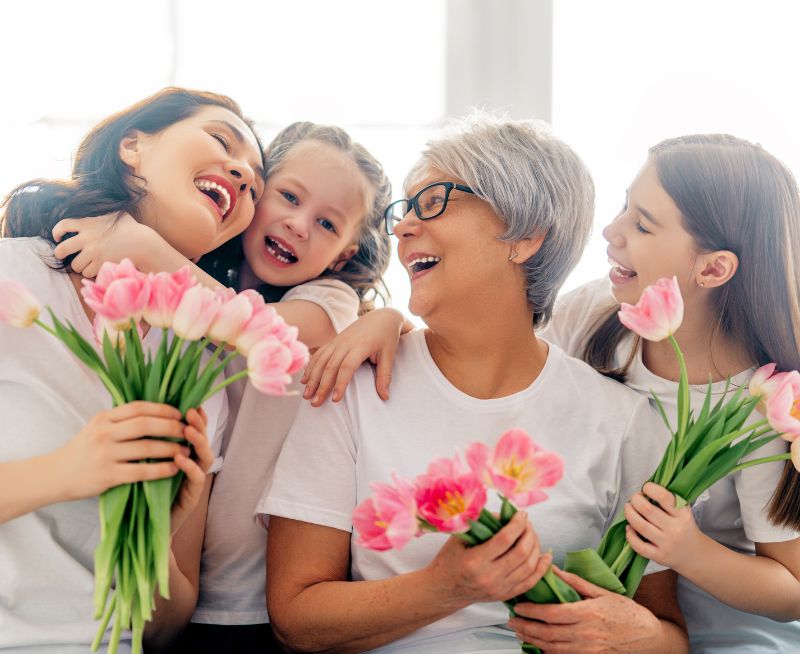 Mujeres en diferentes etapas de vida compartiendo un momento familiar que representa bienestar femenino y procesos de vida en Ellas en Armonía