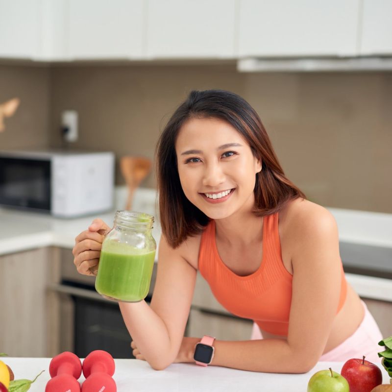 Mujer sosteniendo bebida natural como parte de recursos de bienestar para mujeres en Ellas en Armonía