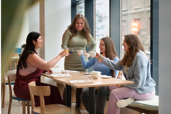 Mujeres compartiendo un momento de bienestar y conexión en la sección de blog de Ellas en Armonía