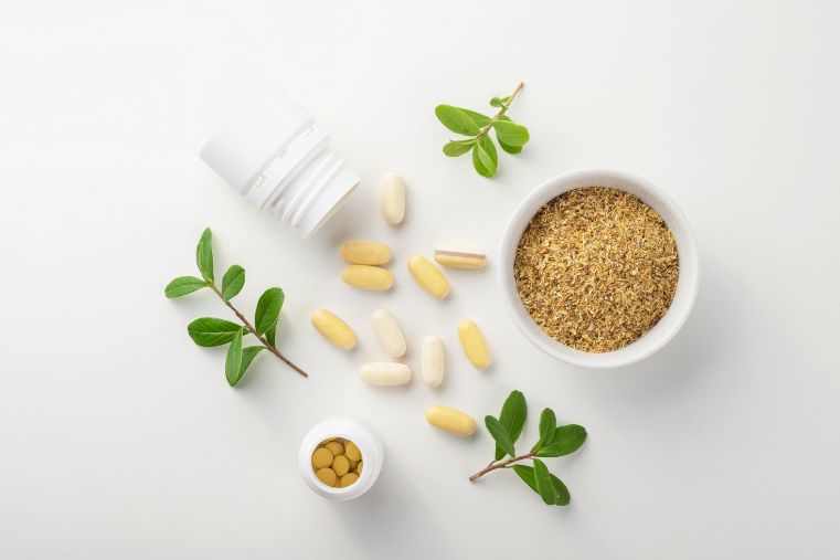Ingredientes naturales y suplementos utilizados para empezar con la herbolaria para bienestar de forma simple y consciente