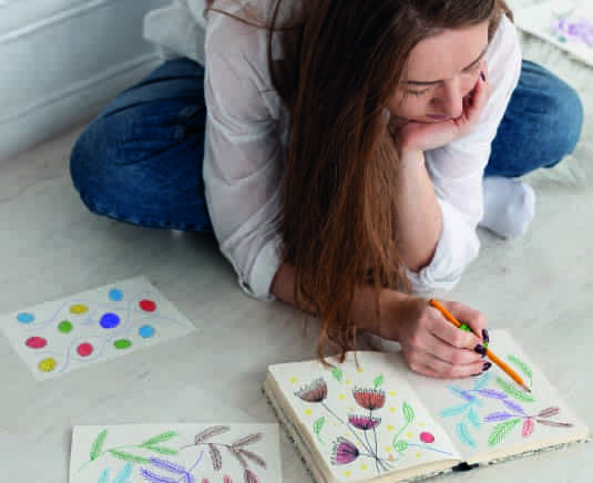 mujer haciendo garabatos terapeuticos