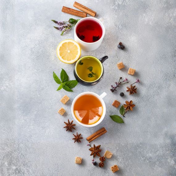 Tazas de té e ingredientes naturales utilizados en una guía de herbolaria para bienestar