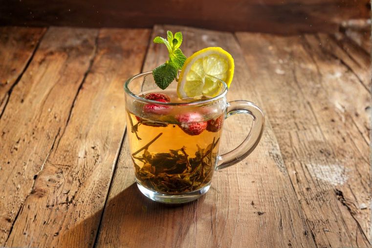 Infusión natural con limón y hierbas relajantes utilizada para representar calma y bienestar emocional