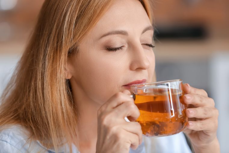 Mujer disfrutando una infusión natural como parte de una rutina de herbolaria para bienestar y autocuidado consciente