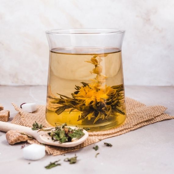 Infusión floral natural utilizada para representar calma emocional, bienestar consciente y momentos de pausa