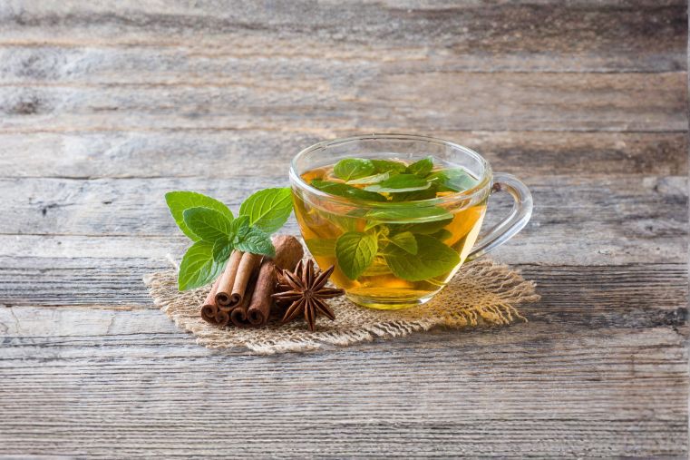 Infusión natural con hojas y especias utilizada como parte de una rutina de herbolaria para bienestar y autocuidado consciente