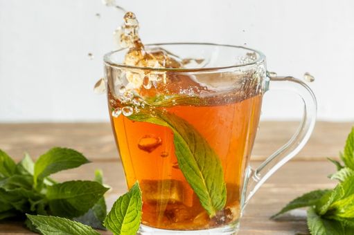 Infusión natural con menta utilizada para representar bienestar emocional y pequeños momentos de calma