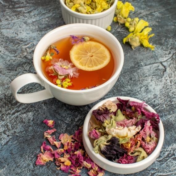 Infusión natural con flores y limón utilizada para representar momentos de calma y bienestar emocional