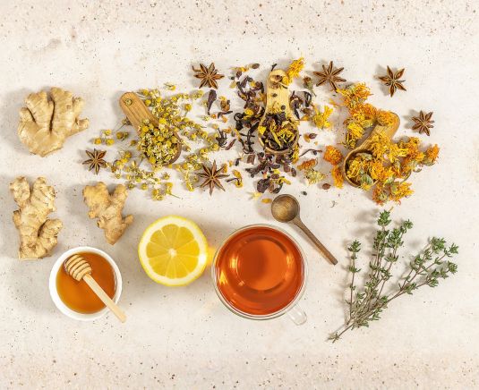 Ingredientes naturales e infusión herbal utilizados para representar calma, bienestar emocional y autocuidado consciente
