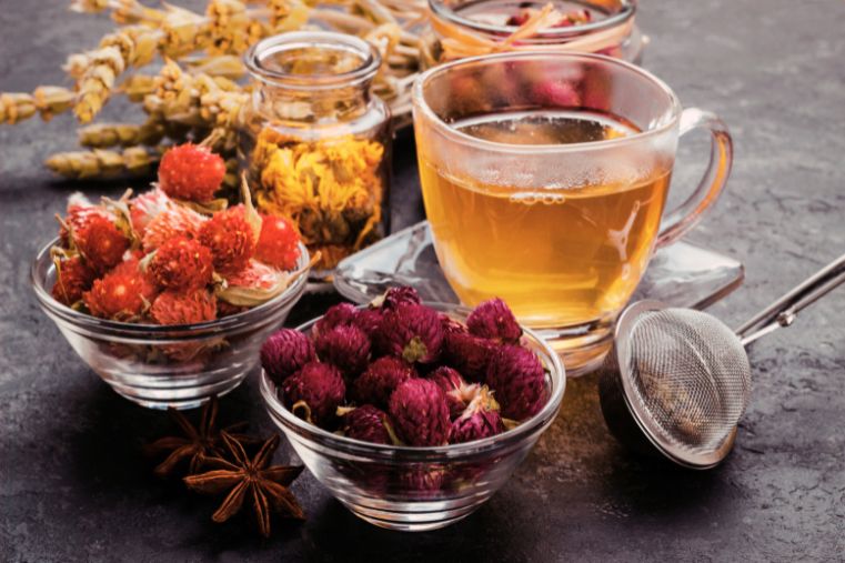 Infusión natural con flores y hierbas utilizada para representar bienestar emocional y momentos de pausa consciente
