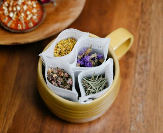 Infusiones naturales y hierbas relajantes en una taza como parte de un ritual de calma y bienestar emocional