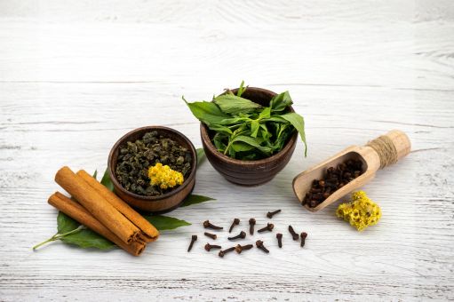 Ingredientes naturales utilizados en herbolaria para bienestar sobre una superficie clara y natural